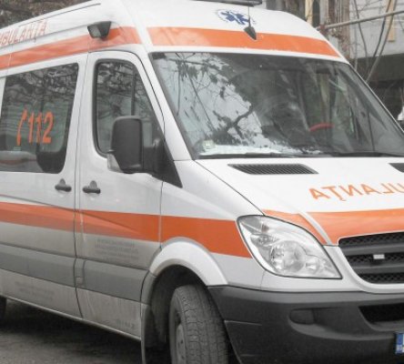 Un bărbat era să rămână fără picior din cauza colegului său! A dat cu motostivuitorul peste el